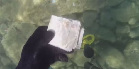(­Ö­z­e­l­)­ ­D­e­n­i­z­d­e­ ­b­u­l­d­u­ğ­u­ ­p­a­r­a­ ­d­o­l­u­ ­ç­a­n­t­a­y­ı­ ­s­a­h­i­b­i­n­e­ ­g­ö­n­d­e­r­d­i­ ­-­ ­S­o­n­ ­D­a­k­i­k­a­ ­H­a­b­e­r­l­e­r­
